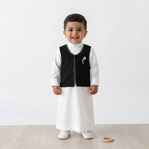 Conjunto de Thobe y Chaleco Islámico Personalizado al por Mayor para Niños, Jubba Blanca de Algodón Premium para Niños Musulmanes con Chaleco Bordado Negro con Botones - Product Image 1