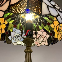 Lampe de table/bureau LED 12 pouces style européen vintage, abat-jour en vitrail coloré soudé, motif rose
