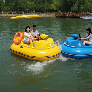 Bateau tamponneur électrique QIQU 24V à moteur sans balais, 3 places, en PE, avec pistolet à eau, lumières LED et musique, pour usage commercial en <span class=keywords><strong>parc</strong></span> aquatique - Product Image 1