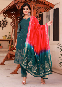 Ensemble prêt-à-porter pour femmes en tissu rayonne, style ethnique, col en V, manches courtes, silhouette trapèze, Kurta avec pantalon et dupatta - Product Image 2