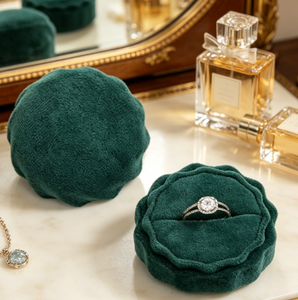 Boîte à bague en velours vert en forme de fleur, élégante boîte à bague ronde festonnée pour les propositions de mariage et de fiançailles - Product Image 5