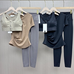 <span class=keywords><strong>Abbigliamento</strong></span> Firmato all'Ingrosso, Set Estivo 3 Pezzi, Completo Moda per Fitness e Yoga, Reggiseno, Maglietta e Pantaloni, <span class=keywords><strong>Abbigliamento</strong></span> Yoga di Alta Qualità per Donne - Product Image 5