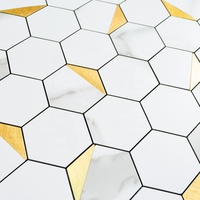 Mosaïque hexagonale en aluminium blanc marbré et mosaïque triangulaire dorée autocollante en aluminium