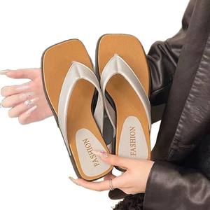 Sandalias de Verano Estilo Playa, Moda Americana, Multifuncionales, con Suela Gruesa Acolchada y Punta Abierta para Mujer, Hechas con Materiales Cómodos - Product Image 1