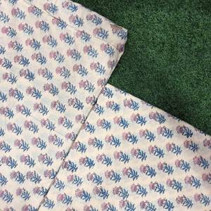 Tissu en coton imprimé à la main - Respirant et léger, beige avec motif floral Booti bleu lavande et bleu ardoise - Product Image 4