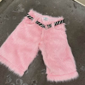 Lange, flauschige, übergroße, gerade geschnittene, lässige, mehrfarbige, hochtaillierte, Baggy-Fit-Jogginghose aus Kunstfell im Streetwear-Stil. - Product Image 3