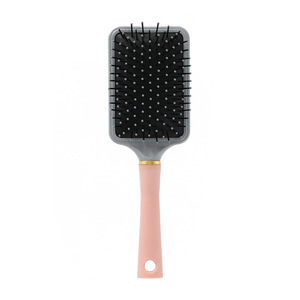 Brosse de massage coussinée rose grande taille avec anneau doré pour volumiser, lisser et démêler les cheveux à domicile - Product Image 1