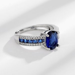แหวนหมั้นทรงวงรีประดับเพชร CZ สีชมพูแบบสองแถว ดีไซน์แบบ Bridge Cut ประดับด้วย Cubic Zirconia - Product Image 3
