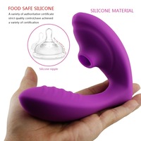 Mary trägt einen Saugvibrator, Frau trägt ein Sauggerät zur G-Punkt- und Klitorisstimulation, massiert mit dem Masturbator, Vibrator.