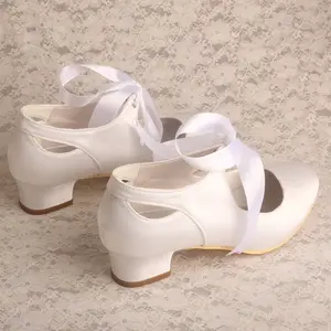 Sapatos de dedo fechado branco para mulheres
