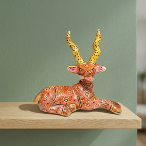 NIRMALA ARTISANAT - Statue de cerf assis moderne en bois sculpté à la main, à poser au sol, brun, émail terracotta, motif tacheté, décoration renne - Product Image 1