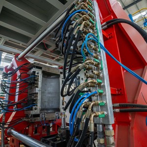 Machine d'extrusion et de soufflage de fûts en <span class=keywords><strong>plastique</strong></span> à double anneau de 200 <span class=keywords><strong>litres</strong></span>, 220 <span class=keywords><strong>litres</strong></span>, 250 <span class=keywords><strong>litres</strong></span> pour la fabrication de fûts en <span class=keywords><strong>plastique</strong></span> - Product Image 5