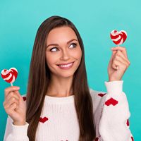 12 sucettes tourbillon emballées individuellement, motif cœur rouge et blanc, saveur cola fruité, pour sacs de fête (lot de 12)