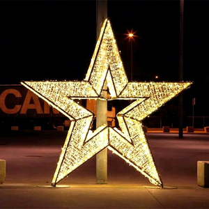 Une sculpture lumineuse en forme d'étoile dorée crée un lieu festif raffiné pour les centres de villégiature, les places publiques et les événements saisonniers - Product Image 1
