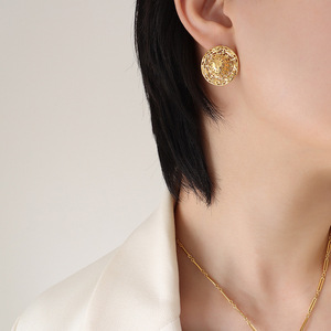 Gioielli di moda 18K oro da donna in metallo a forma di cappello cavo collana orecchini in acciaio inox set di gioielli - Product Image 5