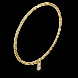 Collier de fiançailles et de mariage en diamant de laboratoire classique en or, taille émeraude, avec une élégance intemporelle et un style luxueux - Product Image 1