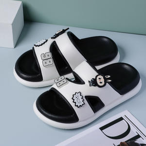 Sandales mignonnes pour enfants, violettes et noires, souples, antidérapantes, pour la maison et l'extérieur, avec motif souriant et breloque lapin. - Product Image 2