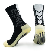 Chaussettes de football/soccer antidérapantes pour hommes, en polyester, coton et PVC, avec logo personnalisé, design tendance Tik Tok, de la marque Zhongde.