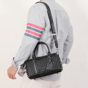 Borsa <span class=keywords><strong>da</strong></span> <span class=keywords><strong>bowling</strong></span> in pelle nera con borchie a punta, tracolla regolabile e rimovibile, manici superiori e piedini in metallo, stile punk - Product Image 2