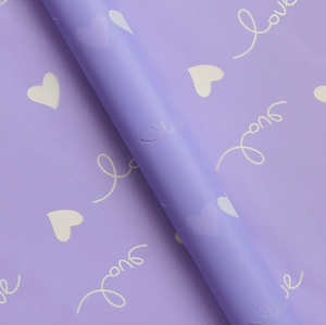 Papel de regalo impermeable al por mayor para el Día de San Valentín, en forma de corazón, color morado, papel de embalaje de plástico para ramos de flores. - Product Image 1