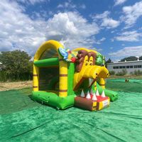 Château gonflable coloré et écologique sur le thème de la cabane dans les arbres pour les fêtes d'enfants et les jeux en plein air