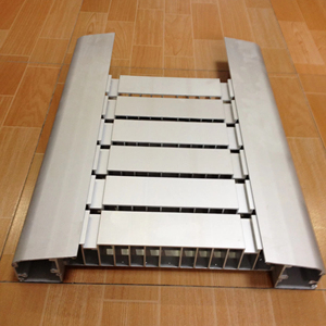 Liangyin Factory Outlet tùy chỉnh nhôm đùn thành phần khe tùy chỉnh đùn nhôm hồ sơ chính xác cho ô tô - Product Image 1