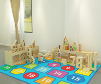 Ensemble table et chaises en bois écologiques modernes avec armoires de rangement pour salle de classe préscolaire et environnement d'apprentissage en crèche