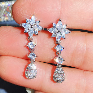 Set di Tre Collane a Goccia Floreali per Donne, Gioielli di Moda con Pietre Scintillanti, Idea Regalo - Product Image 3