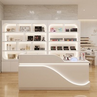 Étagère de présentation cosmétique blanche de luxe, comptoir de réception pour salon de beauté, boutique de soins de la peau, multi-niveaux, pour salon de coiffure, spa, manucure, vente en gros