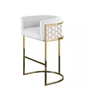 كرسي بار فاخر مغطى بالمخمل الأبيض مع زخرفة على شكل خلية نحل وأرجل معدنية ذهبية لامعة، كرسي بار ثابت. - Product Image 3
