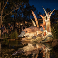 Großflächige Zoo-Lichterschleife mit Tierlaternen und Szenischem Projektdesign