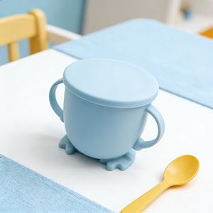Vente en gros de gobelets à collation pliables en silicone de qualité alimentaire pour bébés et enfants, avec couvercle transparent et poignée - Product Image 2