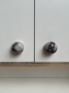 Puxador Moderno e Durável XWS STONE de Luxo com Design Ondulado em Mármore Fosco Integrado para Móveis de Cozinha e Banheiro - Product Image 6