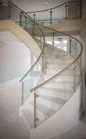 Escalier en arc en marbre Tanlong, escalier courbé intérieur, garde-corps en verre, garde-corps en acier, escalier moderne en pierre naturelle pour villa