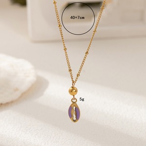 Collier N68T en acier inoxydable plaqué or 18 carats PVD, breloques émaillées à thème plage, finition brossée, étanche et inaltérable - Product Image 3