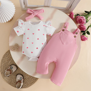 Nuovo Set Estivo 3 Pezzi per Neonata in Cotone: Tutina a Maniche Corte, Pantaloni con Bretelle e Fascia per Capelli - Product Image 4