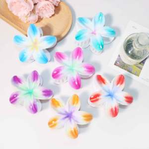Pince à cheveux fleur de frangipanier 8 cm style Cottagecore, en résine brillante opaque, effet aérographe, plate, confortable, en plastique, pour fête - Product Image 1