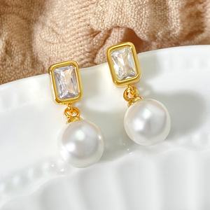 Pendientes de Perlas y Circonitas con Baño de Oro de 18K, Diseño Baguette, Joyería Moderna para Mujer - Product Image 3