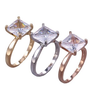 Anello da donna con design a principessa quadrata color rosa, stile elegante - Product Image 1