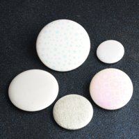 Badge en métal étamé imprimé offset avec logo personnalisé, épingles de sécurité magnétiques réfléchissantes 3D écologiques sans nickel, 25MM 32MM, vente en gros