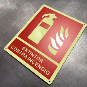 Segnale Personalizzato per Estintore con Stampa Digitale UV su Pannello PVC Autoadesivo Luminoso che si Illumina al Buio - Product Image 6