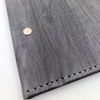 Menu personnalisé A4 en cuir PU grain de bois anthracite avec pochettes transparentes en PVC pour restaurant
