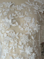 Tissu en dentelle de tulle brodé à la main avec des perles de fleurs 3D, des paillettes et des perles pour robe de mariée