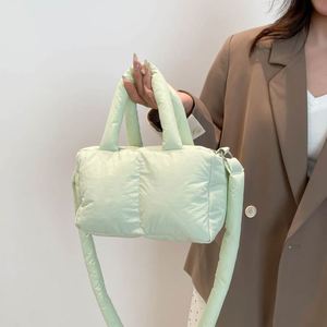 Bolsos de Mano Acolchados Minimalistas de Color Sólido para Mujer, Bolsos Tote Acolchados con Logotipo Personalizado - Product Image 6