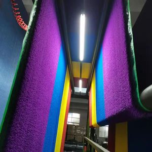 Alfombra de césped artificial personalizada de colores blanco y verde para gimnasio, pista de correr de trineo interior - Product Image 4