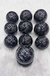 Esfera de Cristal de Gabbro Índigo Natural de Alta Demanda con Base para Sanación Energética, Meditación y Piedra de Intuición en Venta - Product Image 2