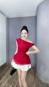 Conjunto de Top Rojo de Un Hombro y Shorts Blancos, Elegante y Femenino, Sin Mangas, Sin Cuello, Mini Conjunto de Dos Piezas - Product Image 4