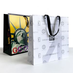 Bolsas de Compras Personalizadas de Papel Kraft Grueso, Estilo Clásico, Superficie Estampada, para Tiendas de Ropa, Joyería y Supermercados - Product Image 1