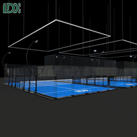 Terrain de padel panoramique standard FIP avec verre trempé de 12 mm et montants en verre renforcé pour utilisation en extérieur dans les clubs