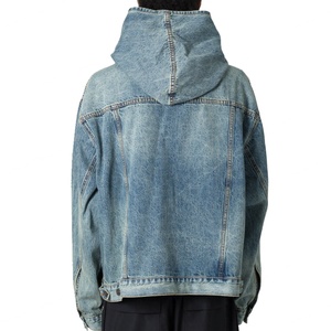 เสื้อฮู้ดดี้เดนิมผู้ชายแบบสวมหัวทรงโอเวอร์ไซส์ ตัดต่อผ้าแบบแพทช์เวิร์ค หนา คุณภาพสูง สไตล์วินเทจ สีน้ำเงิน ทำสีซีดแบบดิสเทรส ขายส่ง - Product Image 4